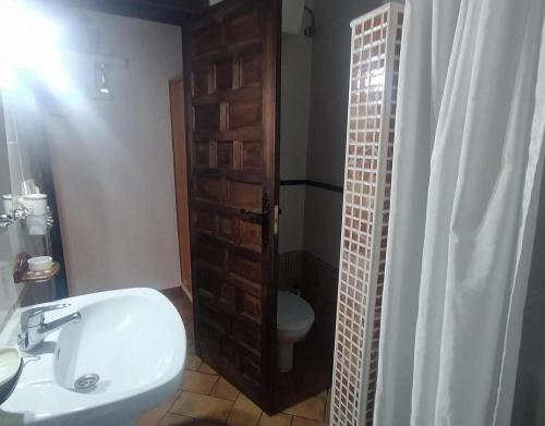 uma casa de banho com um lavatório branco e um WC. em Casa Rural María Y Cristina em Alhama de Múrcia