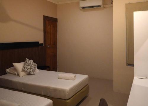 سرير أو أسرّة في غرفة في Coconut surf Maldives
