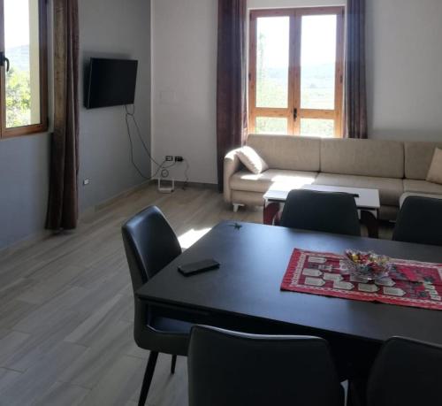 - un salon avec une table et un canapé dans l'établissement Appartamento Mërqi, à Lezhë