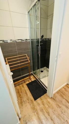 une salle de bain avec une douche avec une porte vitrée dans l'établissement Appartement 6 pièces / 5 chambres / calme / RDC, à Paris