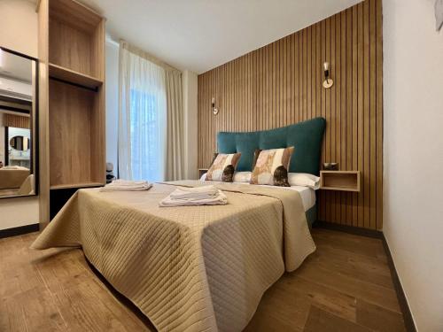 - une chambre avec un lit doté d'une tête de lit verte dans l'établissement Boutique Palacio, à Alicante