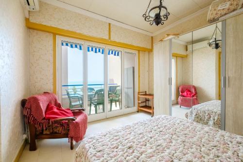 1 dormitorio con cama y vistas al océano en Appartement au cros de cagnes bo001, en Cagnes-sur-Mer