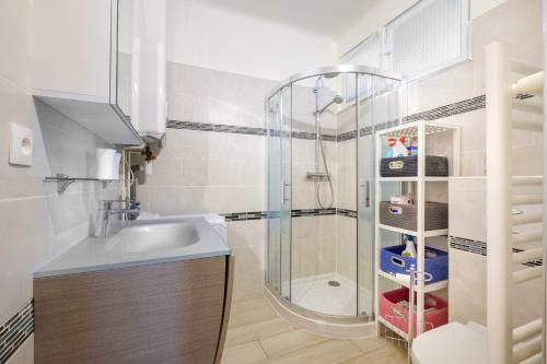 y baño con lavabo y ducha. en Appartement au cros de cagnes bo001, en Cagnes-sur-Mer