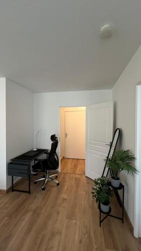 an office with a desk and a chair in a room at Le Nid Champenois in Reims