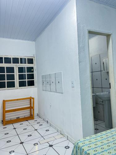Cette chambre comprend une salle de bains pourvue d'un lavabo et de toilettes. dans l'établissement Pousada Sempre Viva Lençóis, à Lençóis