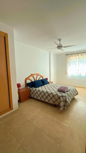 um quarto com uma cama e um tecto em VILLAMAGNA PUEBLO OROPESA em Oropesa del Mar