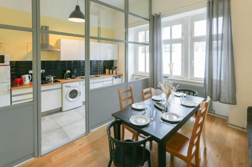 a kitchen and dining room with a table and chairs at Blue Chili 30 - Industrial Chic im coolen Wedding - bis 6 Personen in Berlin