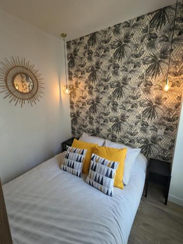 un lit avec deux oreillers dessus dans une chambre dans l'établissement appartement carré d'or, à Nice