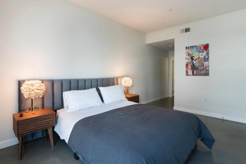 - une chambre avec un grand lit et 2 lampes sur les tables dans l'établissement New 2BR Luxury Apartment Hollywood, à Los Angeles