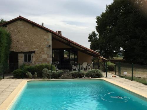 une piscine devant une maison dans l'établissement Aux portes de Périgueux, à Notre-Dame-de-Sanilhac