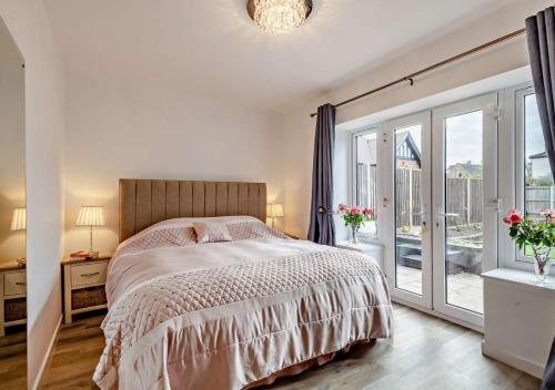 una camera con un letto e una grande finestra di 5 OClock Somewhere a Sheringham