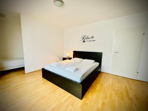 1 dormitorio con 1 cama en el centro de una habitación en Rove at CityGate - Exclusive Apartment above City Gate Shopping Center, Vienna with Metro Access, en Viena