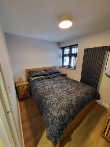 a bedroom with a bed and a window at Town Centre Modern 1 Bed self-contained Apartment in Newbury