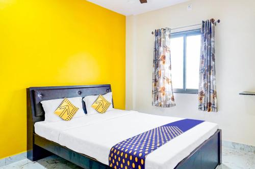 سرير أو أسرّة في غرفة في SPOT ON Hotel Shree Samarth Lodging