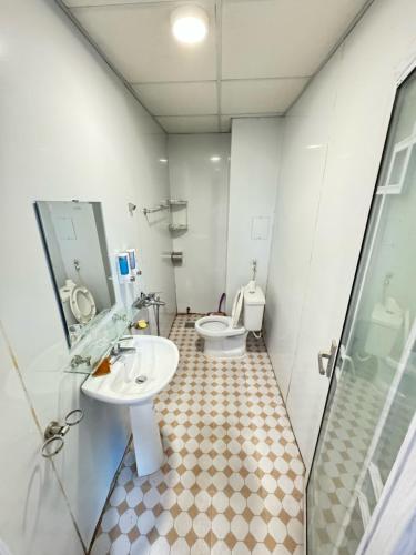 a bathroom with two sinks and a toilet in it at Nhà nghỉ Thành Đạt in Hai Phong