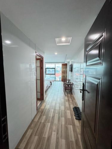 un corridoio con porta e tavolo in una stanza di Nhà nghỉ Thành Đạt a Hai Phong