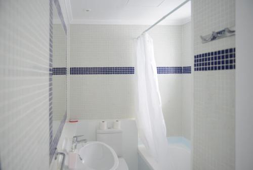 ein Bad mit einem WC, einem Waschbecken und einer Dusche in der Unterkunft Apartamento Ciel Azul in Cala Llena