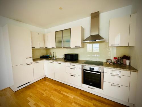 Kitchen o kitchenette sa Rove at CityGate - Exclusive Apartment above City Gate Shopping Center, Vienna with Metro Access