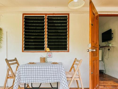 喀比的住宿－Ao Luek Homie Homestay，一张桌子、两把椅子和一扇窗户