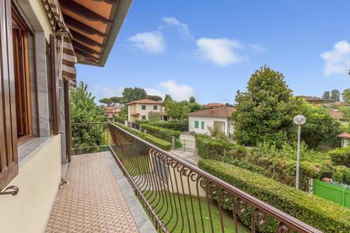 d'un balcon avec vue sur la cour. dans l'établissement Casa Vittoria 800m from sea - Happy Rentals, à Forte dei Marmi