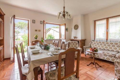 - une salle à manger avec une table et un canapé dans l'établissement Casa Vittoria 800m from sea - Happy Rentals, à Forte dei Marmi