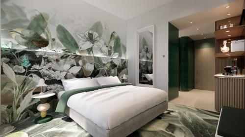 1 dormitorio con 1 cama con pared de flores en Kimpton Bem Budapest, an IHG Hotel, en Budapest