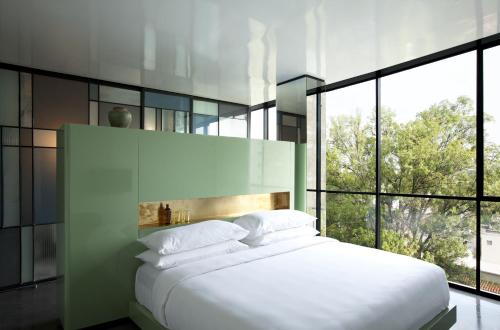 En eller flere senger på et rom på Casa Habita, a Member of Design Hotels