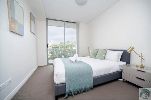 Säng eller sängar i ett rum på Aircabin - Hillsdale - Sydney - 3 Beds Apt