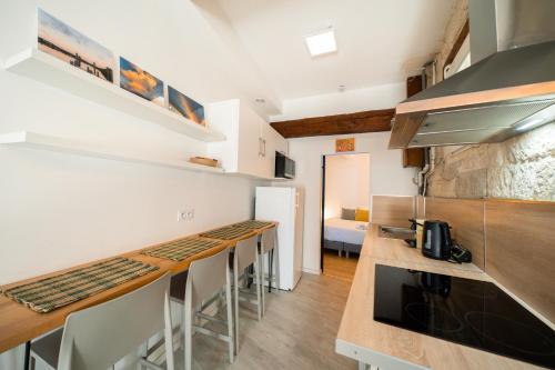 - une cuisine avec un comptoir et une cuisinière four supérieur dans l'établissement Le Lucia, Beau T2, Clim,Centre Historique, Comédie, à Montpellier