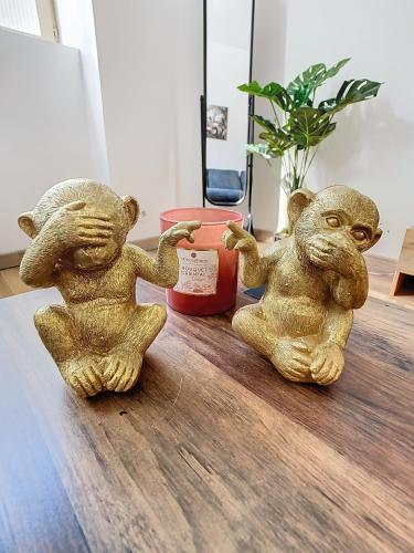 deux figurines d’ours assis sur une table dans l'établissement Le cèdre de Jori, à Voiron