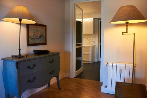 a room with a dresser with two lamps on it at Exclusivo piso puerto de Vigo in Vigo