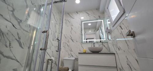 トレモリノスにある2 bedrooms, Las Plumasのバスルーム(シャワー、洗面台、鏡付)