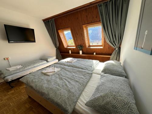 Łóżko lub łóżka w pokoju w obiekcie App Bovec