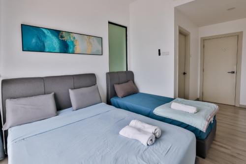 - une chambre avec 2 lits et des serviettes dans l'établissement Mid Valley Southkey Mosaic 2BR with wifi, à Johor Bahru