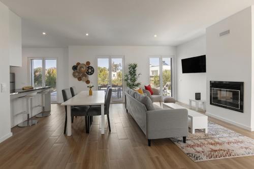 a kitchen and living room with a table and a couch at Villa Lagoa in Vau