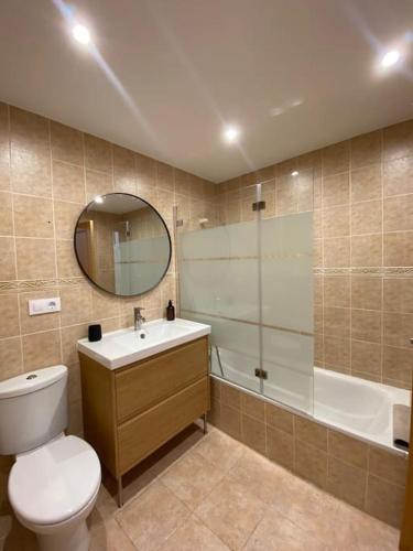 a bathroom with a toilet and a sink and a shower at Magnífico Adosado con Piscina en Urb. Palm Beach in Alcossebre
