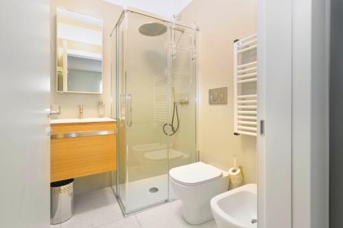 a bathroom with a shower and a toilet and a sink at Luxury Apartment con Terrazza, Palestra, CoWork & Box Privato in Milan