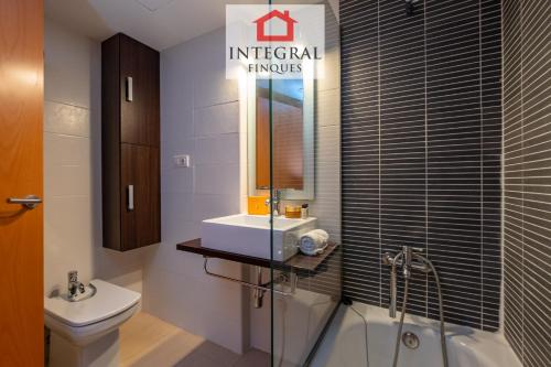 a bathroom with a tub and a sink and a toilet at Dive Palamós in Palamós