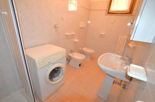 a bathroom with a washing machine and a sink at Palazzina Troiani in San Benedetto del Tronto