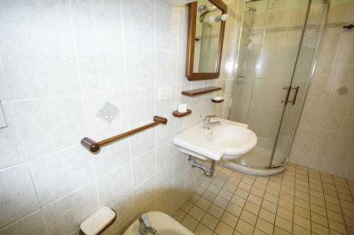 un bagno con lavandino, doccia e WC di Residence Brezza Di Mare a San Benedetto del Tronto