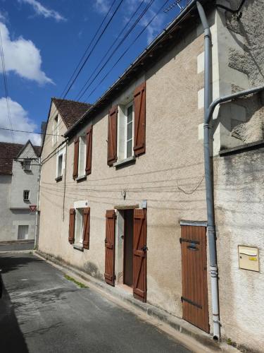 um edifício com portas e janelas castanhas numa rua em Descartes em Descartes