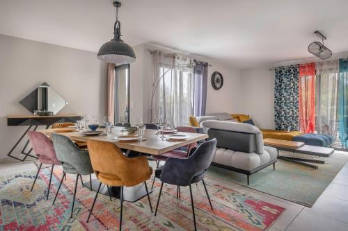 une salle à manger et un salon avec une table et des chaises dans l'établissement Maison familiale avec jacuzzi à Pornic, à Pornic