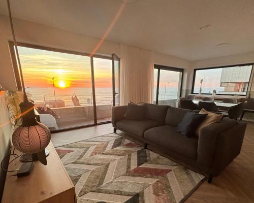 uma sala de estar com um sofá e vista para o oceano em CUSTÓDIO SEA HOME na Praia de Mira