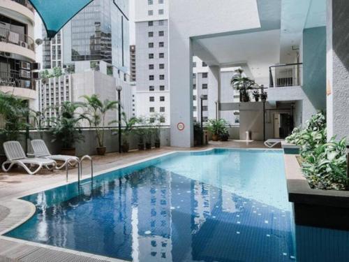 בריכת השחייה שנמצאת ב-Budget Couple Suite Jalan Ceylon 05 או באזור