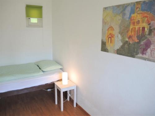 Ce lit se trouve dans un dortoir orné d'une peinture murale. dans l'établissement Bellaterra A, à Locarno