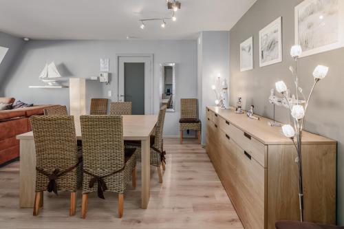 - une cuisine et une salle à manger avec une table et des chaises dans l'établissement Neoportus B 0401p-2-209, à Nieuport
