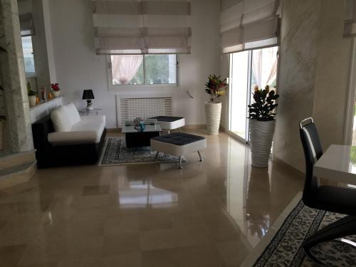 uma sala de estar com um sofá e uma mesa em Villa Gammarth - Suite N1 Bis em Gammarth