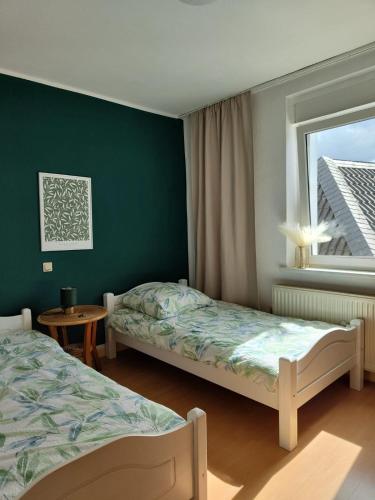 een slaapkamer met 2 bedden en een raam bij Guesthouse in Weeze in Weeze