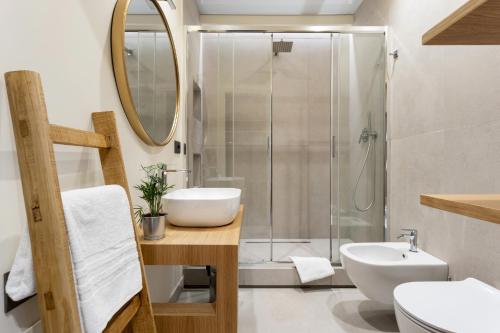 een badkamer met een douche, een toilet en een wastafel bij Palazzo Costarelli - Bed and Breakfast in Catania