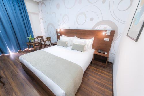een hotelkamer met een bed en een tafel bij Olympic Inn Casablanca in Casablanca